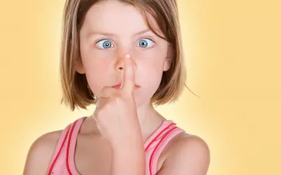 Niña haciendo ejercicios de yoga ocular