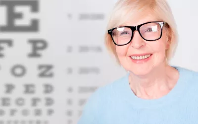 Mujer mayor con gafas en el oftalmólogo Cuándo acudir al oftalmólogo