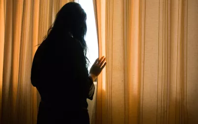 Mujer con agorafobia Qué es la agorafobia