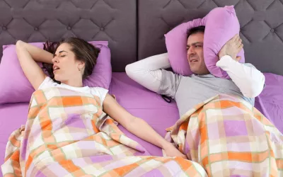 Apnea del sueño Mujer roncando con apnea del sueño