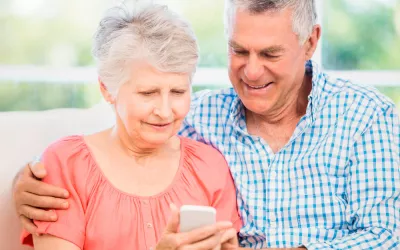 Personas mayores usando apps en su móvil Aplicaciones móviles para la tercera edad