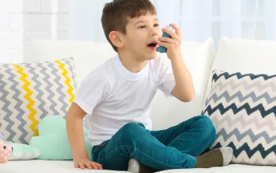 Asma Mujer tratándose el asma con un inhalador