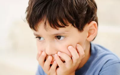 Autismo en niños Niño con signos de autismo