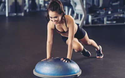 Bosu: la semiesfera que te pone en forma Chica entrenando con un bosu