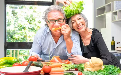 Aprende a cocinar a los 60 Personas mayores cocinando