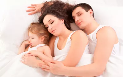 Padres practicando el colecho con su hijo