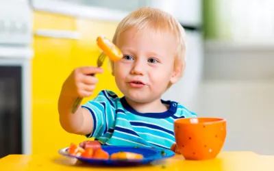 Bebé comiendo alimentos sólidos