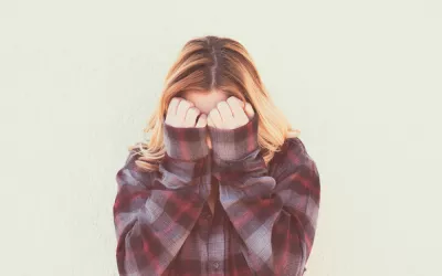 Timidez, cómo vencerla Mujer intentando vencer la timidez