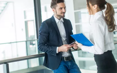 Trabajadora comunicando su embarazo en su empresa