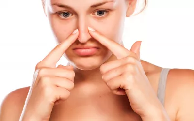 Mujer a disgusto con su nariz Candidata a una rinoplastia