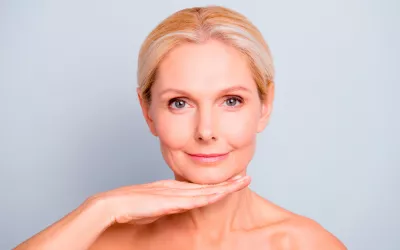 Cuidar la piel a los 60: alimentos y cosméticos antiaging Mujer de 60 años cuidándose la piel
