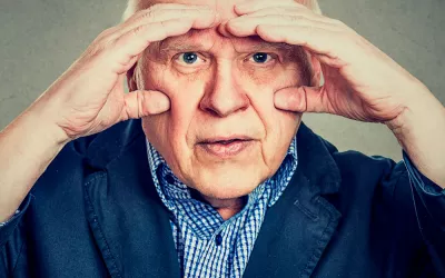 Evita la degeneración macular Hombre adulto mayor con problemas de degeneración macular