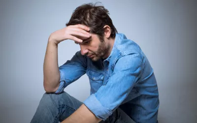 Hombre padece depresión