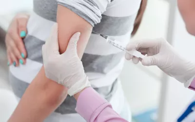 Rubéola Una profesional sanitaria administra una vacuna a una embarazada