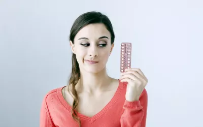 Anticonceptivos hormonales y fertilidad Mujer preocupada por los anticonceptivos hormonales y su fertilidad
