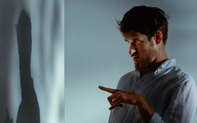 Cómo frenar el diálogo interno negativo para mejorar tu vida Hombre hablando a su sombra