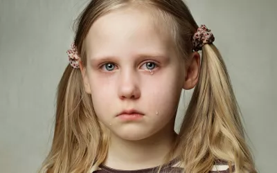 Niña llorando por la muerte de un familiar