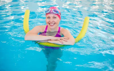Señora en la piscina haciendo ejercicios acuáticos