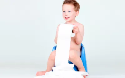 ¿Qué es el estreñimiento infantil? Niño pequeño con estreñimiento infantil