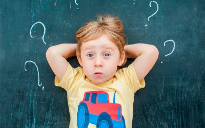 La etapa del por qué Niño haciendo preguntas