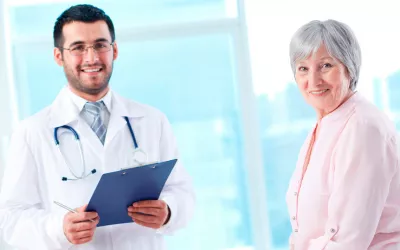 Doctor atendiendo a su paciente