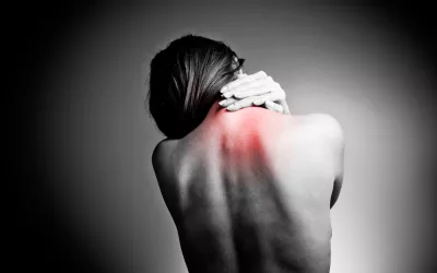 Mujer con dolores en la espalda debido a la fibromialgia