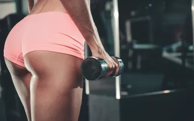 Ejercicios para fortalecer tus glúteos Chica realizando ejercicios para fortalecer los músculos del gúteo