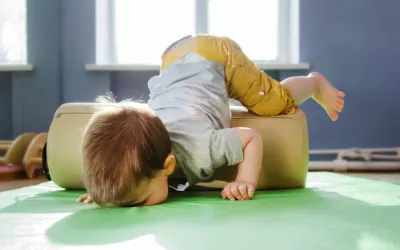 Cómo tratar un golpe en la frente de un niño Niño tropezando y golpeandose la cabeza