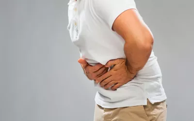 Hombre afectado por hernia inguinal