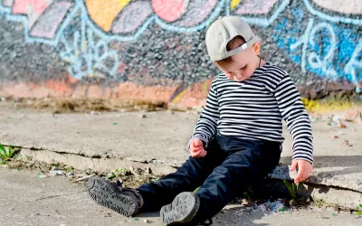 Hijo introvertido jugando solo en la calle