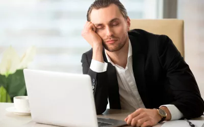 Hombre con hipersomnia, trastorno del sueño