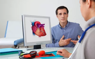 Qué es la insuficiencia cardíaca Hombre en la consulta del cardiólogo