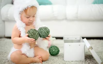 Niño practicando el juego heurístico en casa