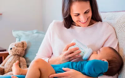 Lactancia artificial mediante biberón Madre dando el biberón a su bebé