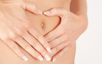 Mujer con sus manos sobre el vientre