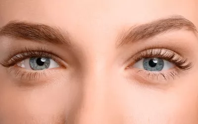 Pestañas de mujer tras un tratamiento de lifting