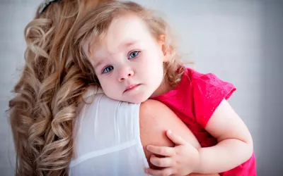 Niña con mamitis Niña llorando con mamitis