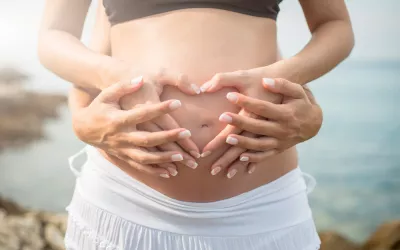 Método ROPA o doble maternidad Mujer embarazada por la técnica del método ropa