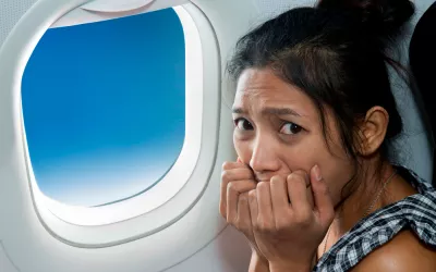 Miedo a volar Mujer asustada en el interior de un avión