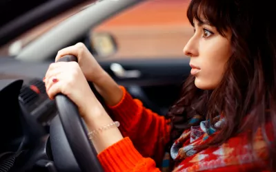 Amaxofobia: cómo superar el miedo a conducir Mujer con problemas de miedo a conducir