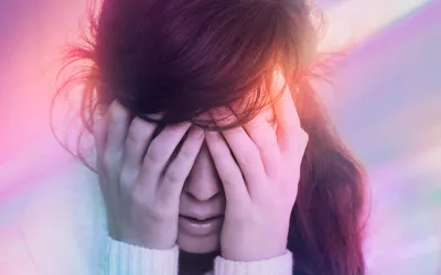Mujer con migraña Qué es la migraña