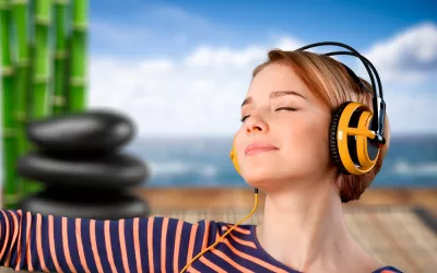 Musicoterapia Chica escuchando música como terapia