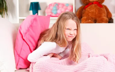 Norovirus Chica con problemas y dolor de estómago por norovirus