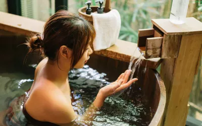 Ofuro, el baño tradicional japonés Japonesa disfrutando del ofuro