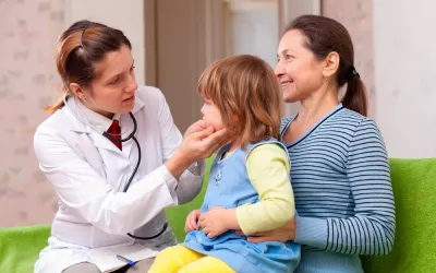 Una madre con su hija en la consulta del médico