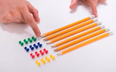 Persona ordenando objetos perfectamente