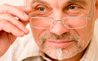 Presbicia o vista cansada Hombre con presbicia