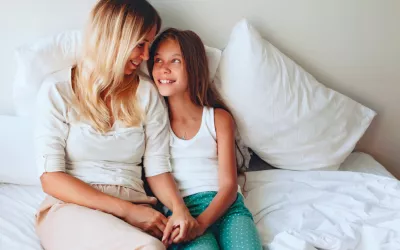 Cómo hablar con tu hija de su primera menstruación Madre hablando con su hija de su primera menstruación