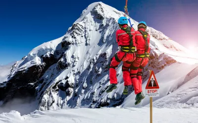 Rescate en montaña, cómo actuar si se produce un accidente Un hombre llama por radio durante un rescate en la montaña