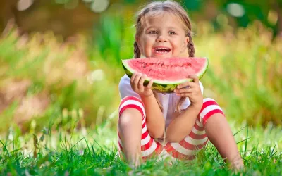 Sandía Niña comiendo una sandía